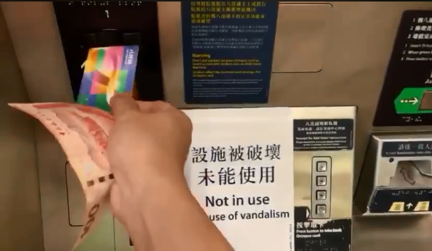 有網民測試受損八達通機仍可運作。影片截圖