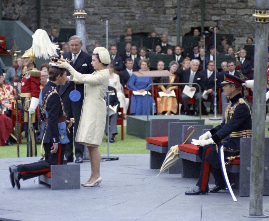 1969年，20歲的查理斯受封為威爾斯親王，接受母親英女皇伊利沙伯二世加冕。 美聯社