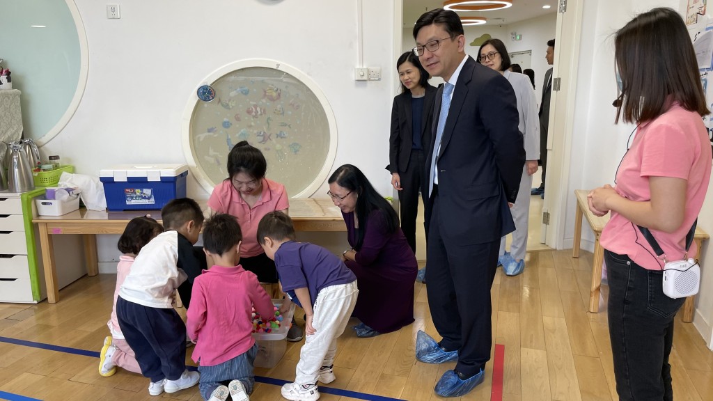 孫玉菡參觀位於北京的宋慶齡托育園，觀看接受託管服務的兒童玩遊戲。