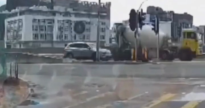 車胎直接撞向私家車擋風玻璃及車頂,之後再跌在地上。網上片段截圖 車胎直接撞向私家車擋風玻璃及車頂,之後再跌在地上。網上片段截圖