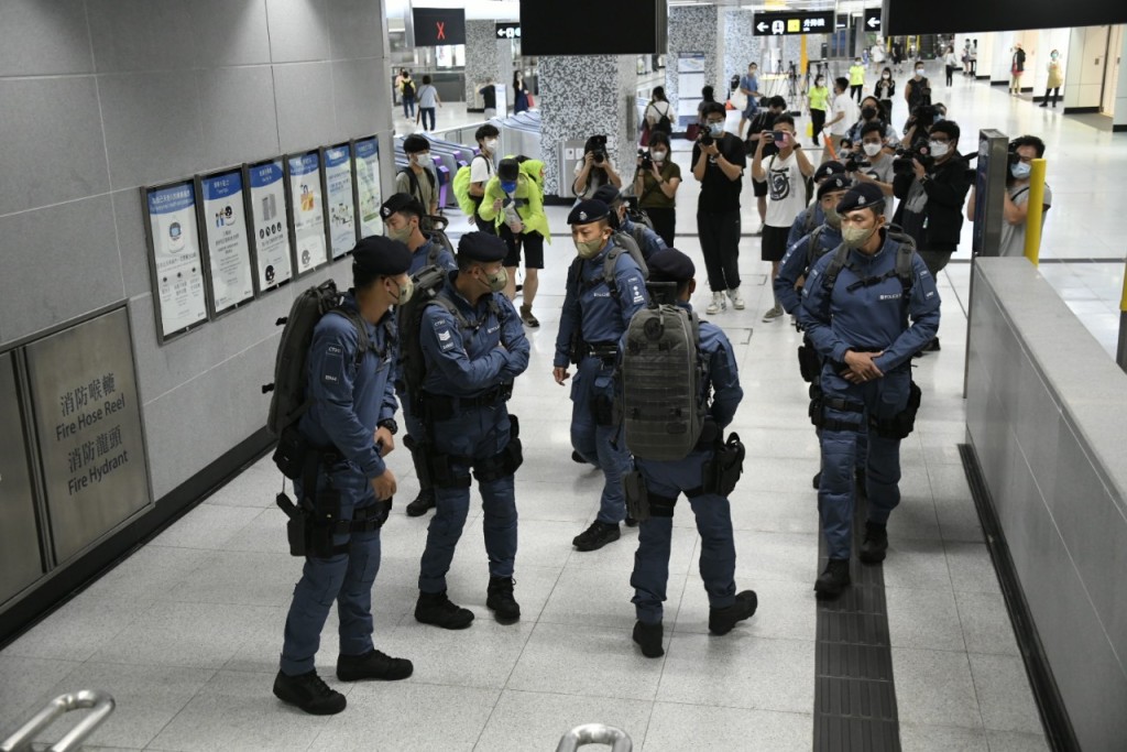 鐵路應變部隊、反恐特勤隊及機場特警在會展站一帶巡邏。