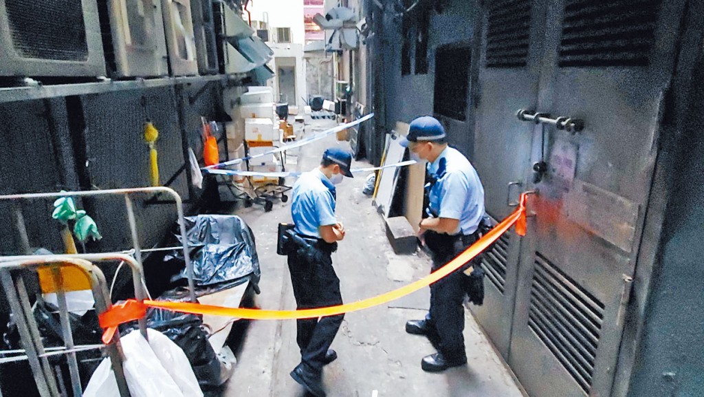 警員封鎖男子墮樓後巷調查。