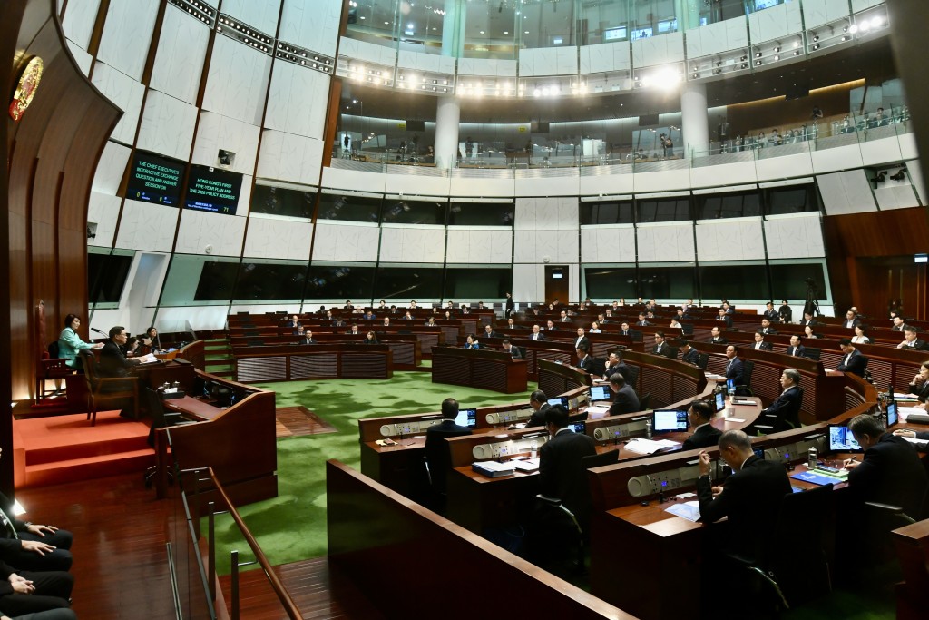 李家超期望日後若邀請議員擔當難度極大及具挑戰性的重要崗位時,大家都能抱持貢獻的心態勇於接受任命。 李家超期望日後若邀請議員擔當難度極大及具挑戰性的重要崗位時,大家都能抱持貢獻的心態勇於接受任命。