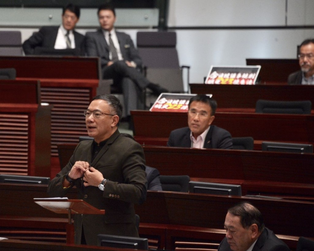 谢伟俊指胡志伟发言犯冒，要求收回言论及道歉。