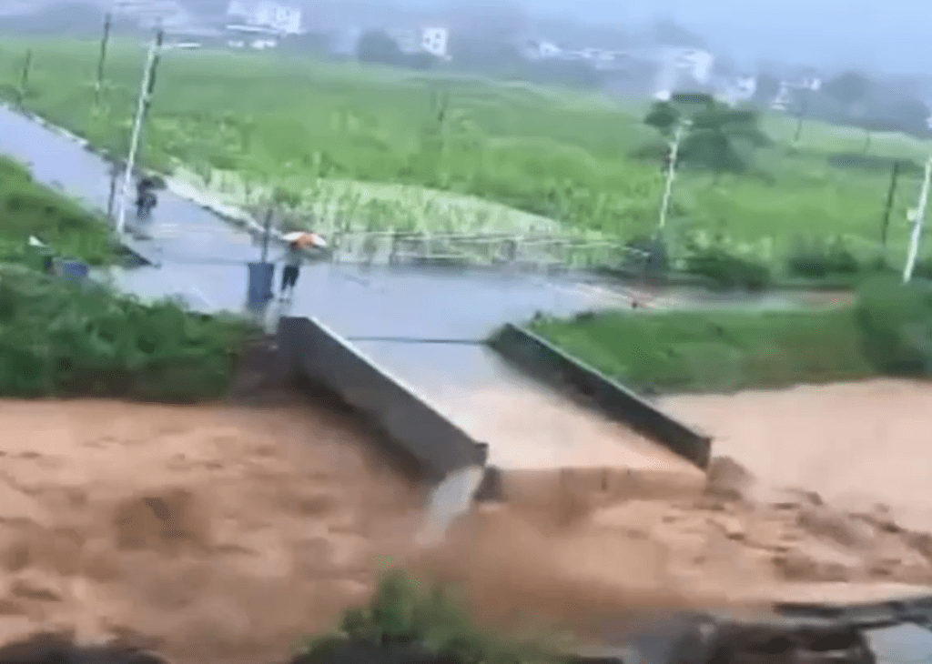 有闭路电视拍下，双石村桥梁被洪水冲断一刻。