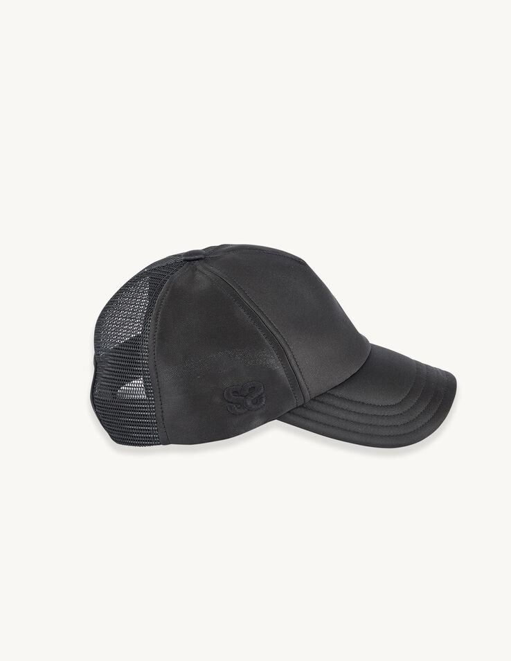 黑色拼料棒球帽/$1,090/Sandro。
