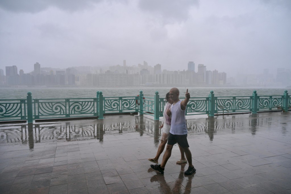 有市民身穿雨褸的市民無懼風雨,在雨中散步。 有市民身穿雨褸的市民無懼風雨,在雨中散步。