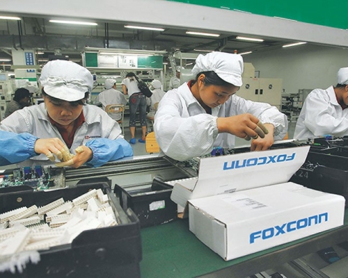 傳特朗普向蘋果公司總裁庫克承諾中國生産iPhone享關稅豁免。AP圖片