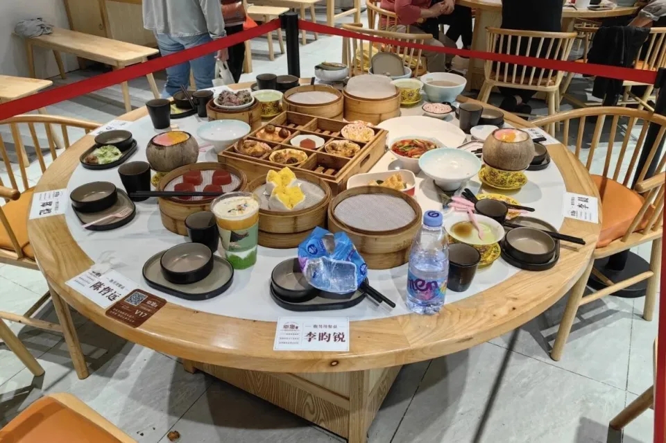 海口餐廳保留明星剩飯吸客惹議。 海口餐廳保留明星剩飯吸客惹議。