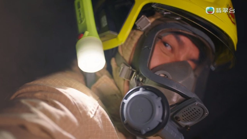 飾演消防員的楊明，會救出被困火場的王敏奕。