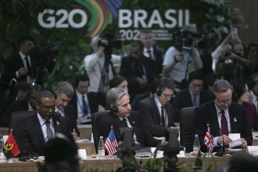美国国务卿布林肯（中）英国外相卡梅伦（右）出席G20外长会议。美联社