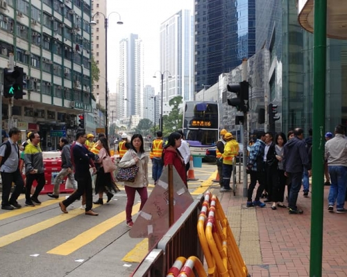 英皇道東行近健康東街的全線現已封閉。網民Lee Ho Ma‎ /fb群組「香港特發事故報料區」