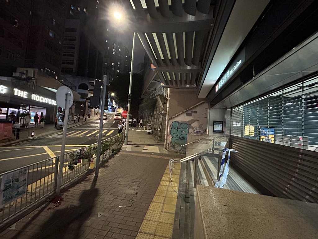 香港大學站B1出口需要短暫封閉。曾志恒攝 香港大學站B1出口需要短暫封閉。曾志恒攝