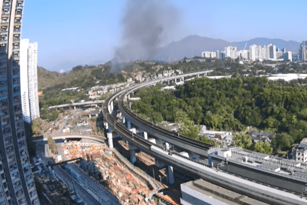 黑煙徐徐從遠處山頭冒出，席捲半空。網上片段截圖