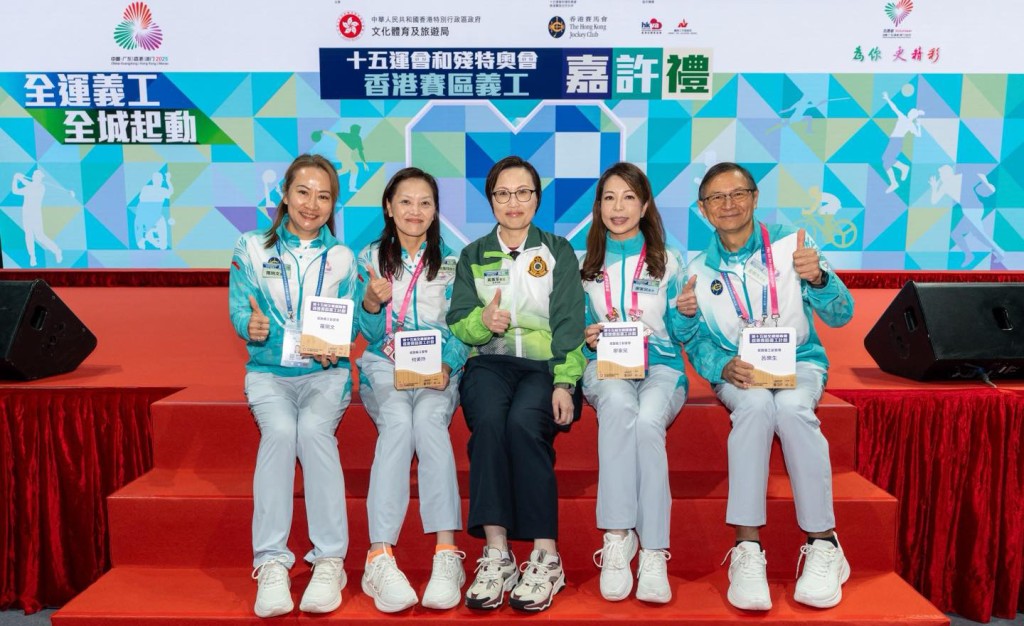 海關助理關長（行政及人力資源發展）黃蕙荃出席「十五運會和殘特奧會香港賽區義工嘉許禮」，並代表香港海關上台接受大會頒發「積極參與團體獎」。香港海關facebook圖片
