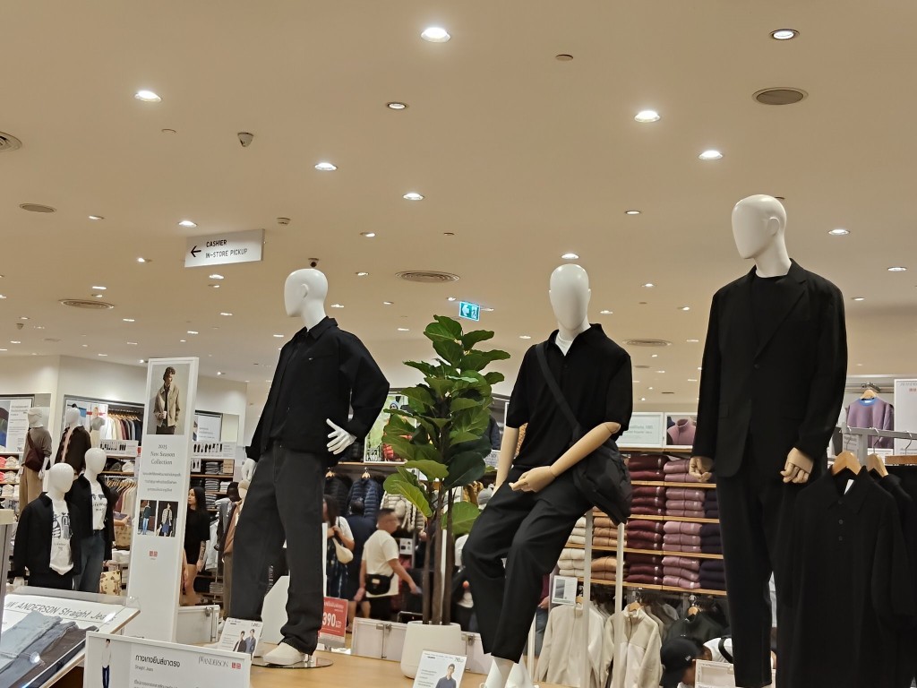 泰國王太后離世後,曼谷的Uniqlo神速把門店陳設更換為素色,以示哀悼。X@kikiat0731 泰國王太后離世後,曼谷的Uniqlo神速把門店陳設更換為素色,以示哀悼。X@kikiat0731