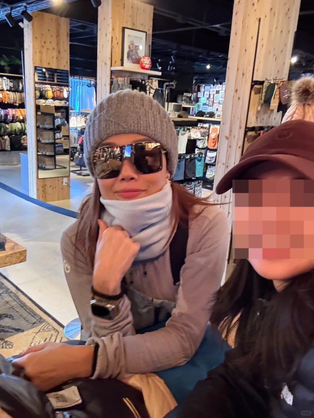 容祖儿十分亲切地站在女粉丝身旁合照，期间亦十分搞怪地摆出扁嘴表情，又与女粉丝玩自拍。
