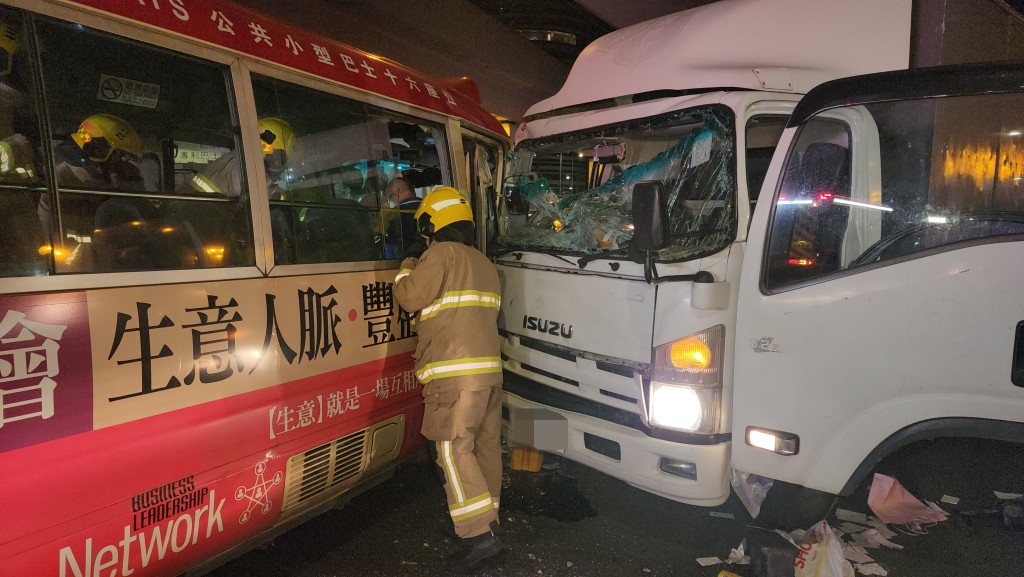 牛頭角道小巴與貨車發生相撞。 牛頭角道小巴與貨車發生相撞。