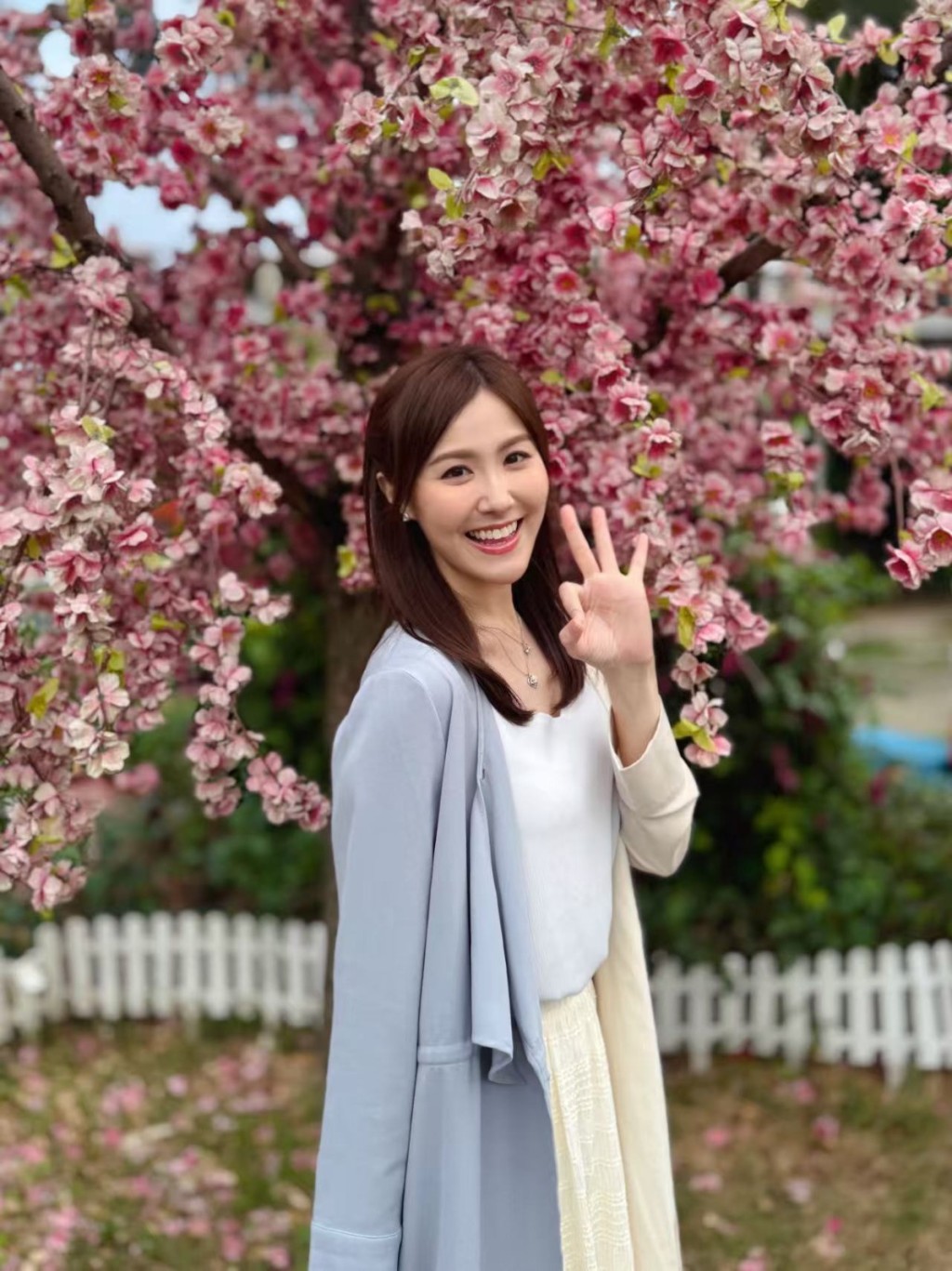 《执法者们》昨日在内地突破3亿播放量，刘佩玥摆3字手势。