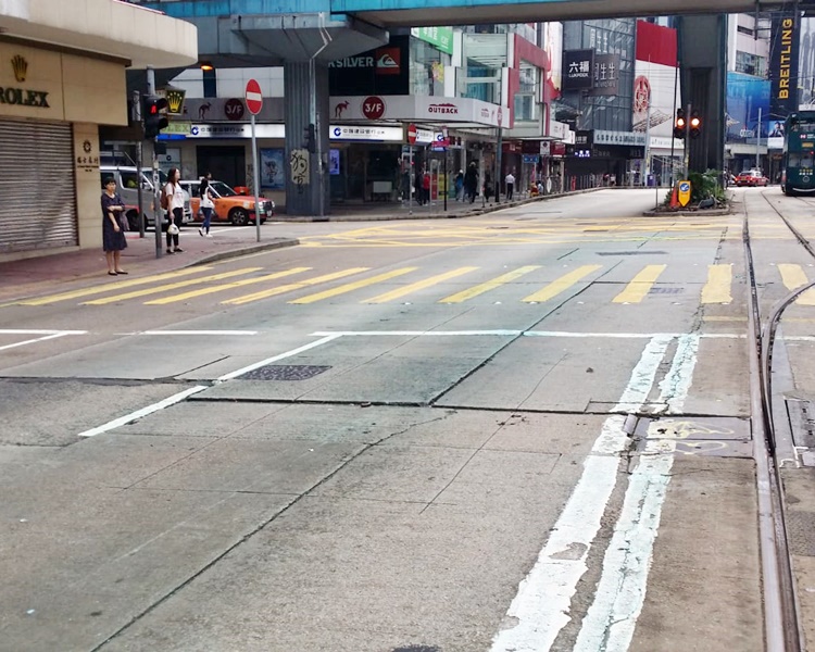 軒尼詩道近波斯富街，留下水炮車射出藍色液體的痕跡。