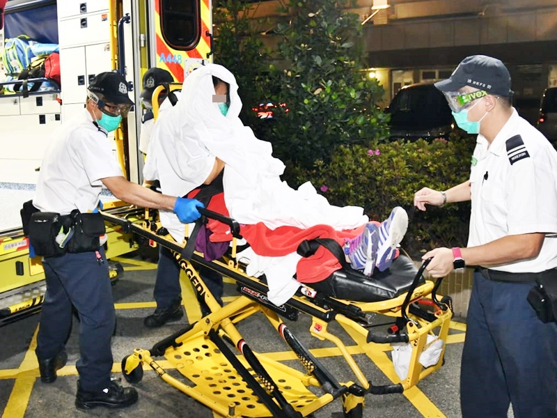 被捕的女童母親則情緒激動。