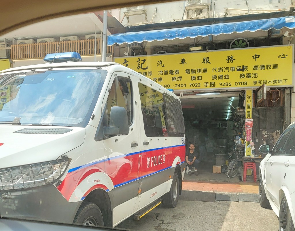 今午警車停泊在車房前錶位。fb:車cam L(香港群組) 今午警車停泊在車房前錶位。fb:車cam L(香港群組)