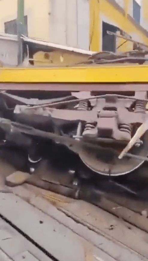 網上影片顯示,纜車已幾近全毀,車廂嚴重扭曲變形,車頂和車側被撞爛。 影片截圖X@PolymarketIntel 網上影片顯示,纜車已幾近全毀,車廂嚴重扭曲變形,車頂和車側被撞爛。 影片截圖X@PolymarketIntel