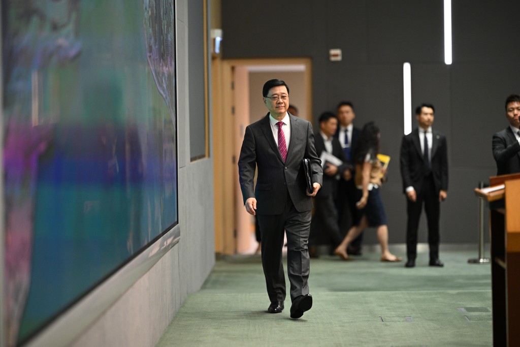 李家超行會前見記者。蘇正謙攝 李家超行會前見記者。蘇正謙攝