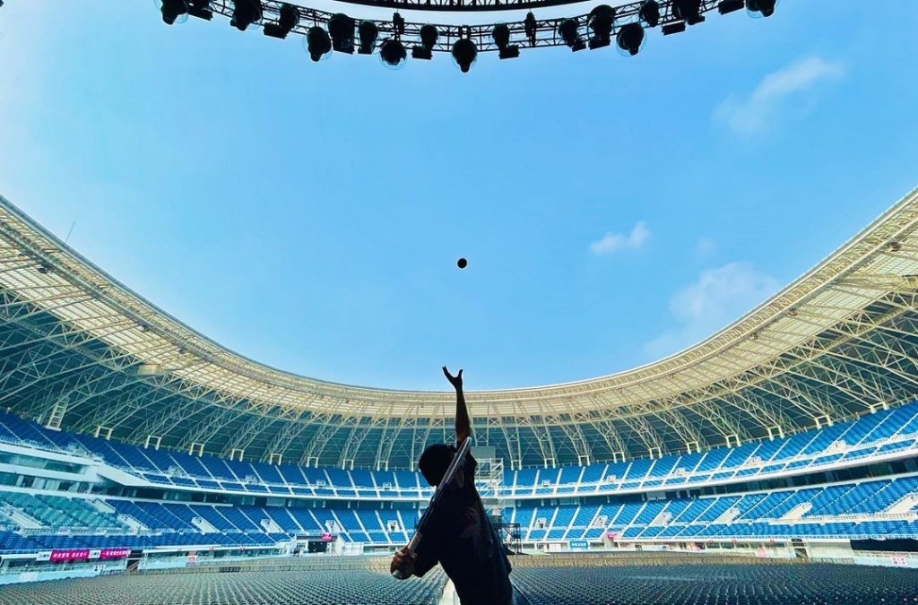 周杰伦较早前分享抵达今站演唱会场地天津体育中心照片。