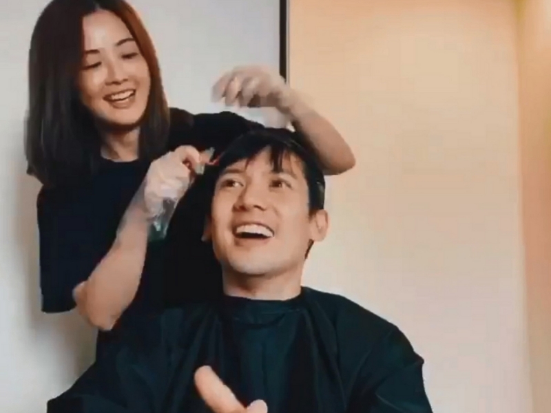 阿Sa笑言要每日留在酒店悶到不行,更試過幫Kenny剪頭髮解悶。