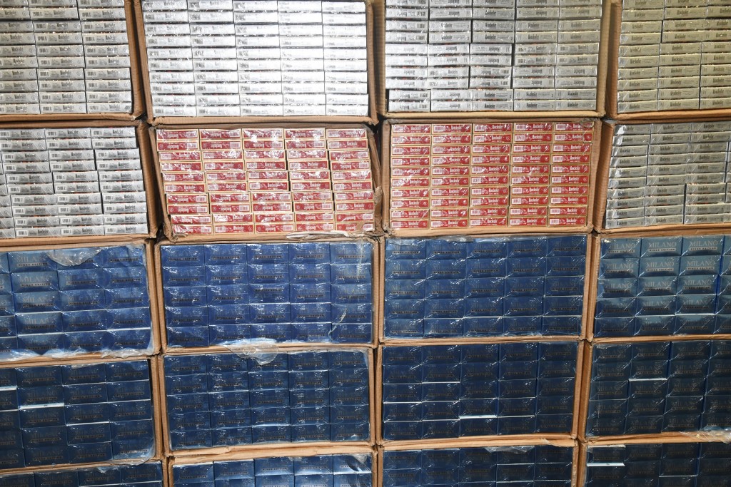 涉案私煙估計市值約520萬元,應課稅值約380萬元。 涉案私煙估計市值約520萬元,應課稅值約380萬元。