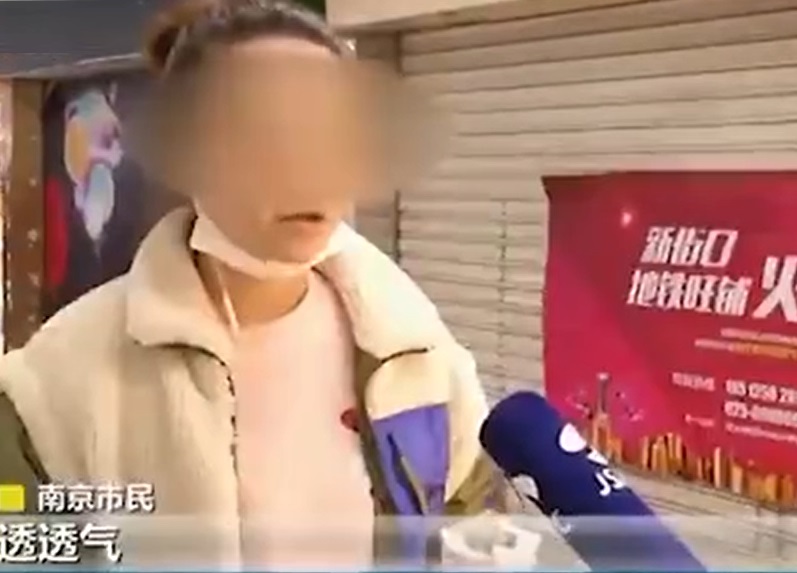 南京有市民將口罩拉低。網上截圖