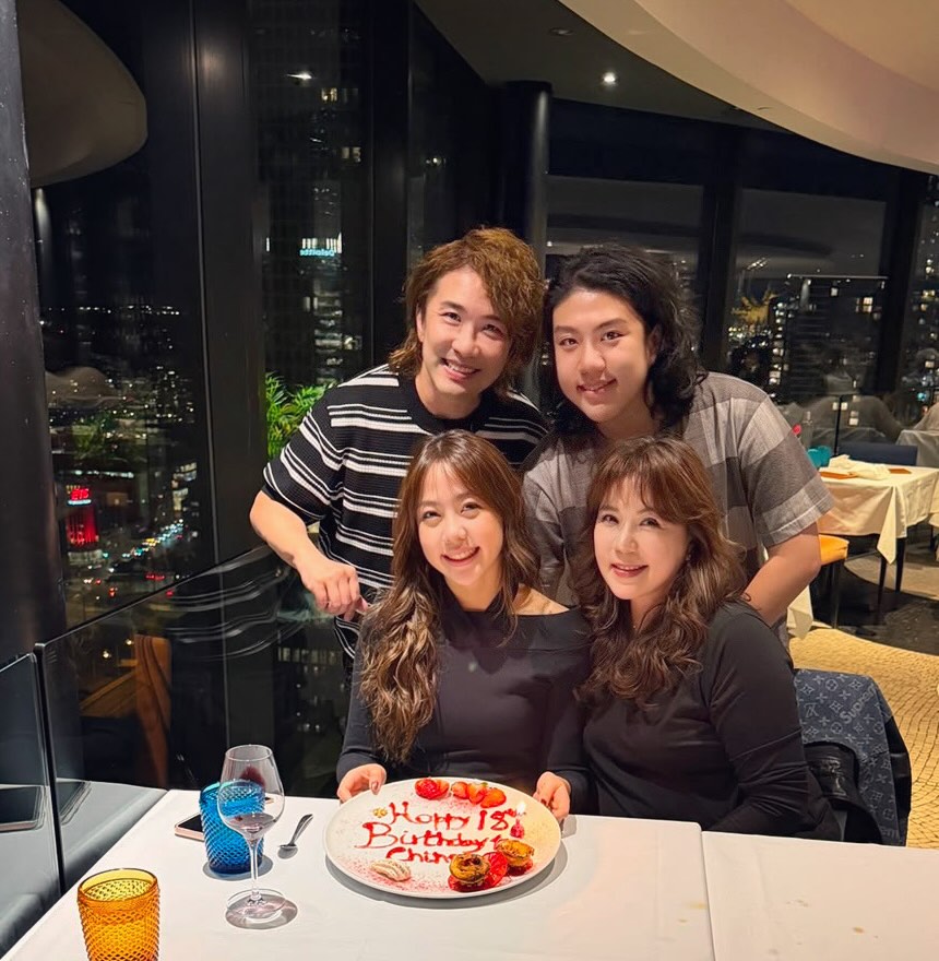 劉美娟一家與細女慶生。 劉美娟一家與細女慶生。