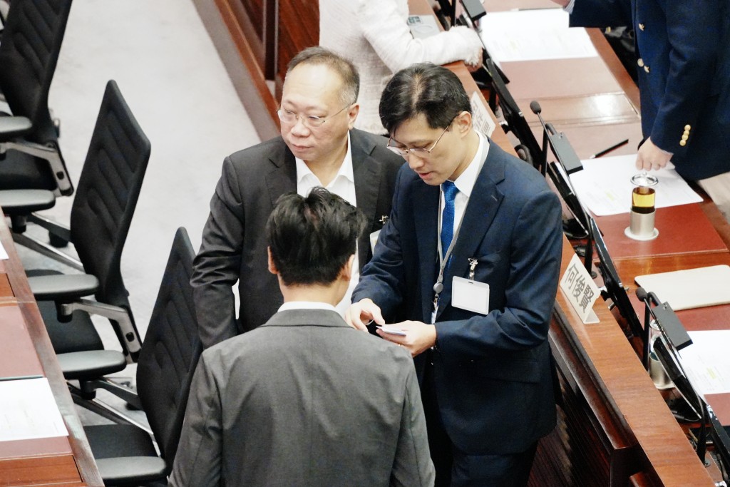 會計界吳錦華（中）派卡片。