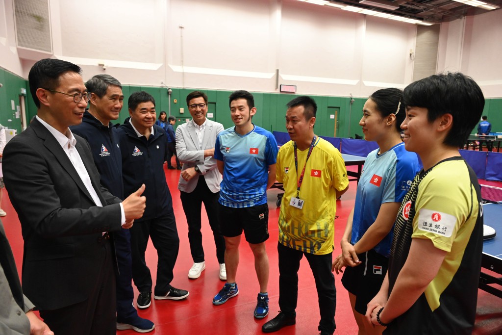 楊潤雄在體育專員黃德森陪同下，視察了包括劍擊館、乒乓球館等設施。政府新聞處圖片