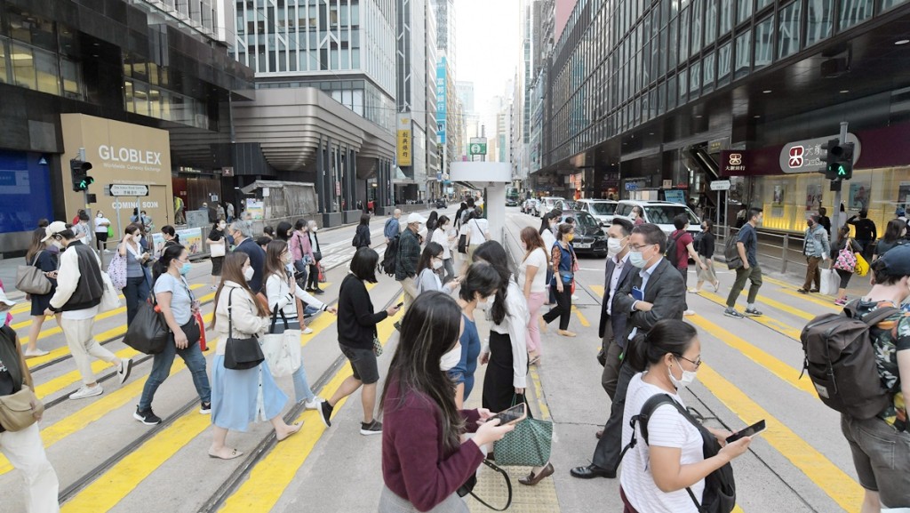 網民大呻在香港生活愈來愈辛苦。資料圖片