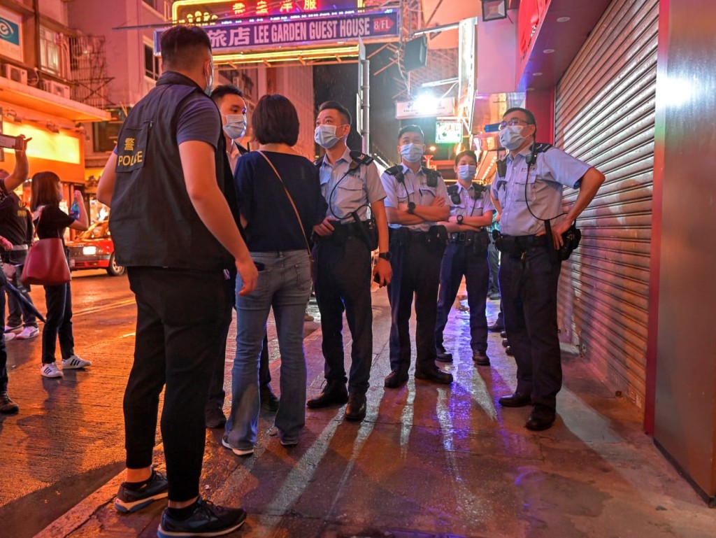 警員聯同牌照事務處巡查多間樓上酒吧。