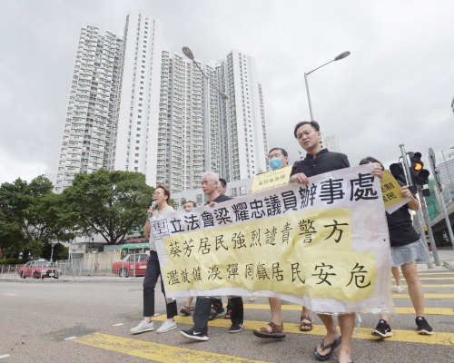 梁耀忠聯同一批葵芳邨居民遊行至葵涌警署遞交請願信。