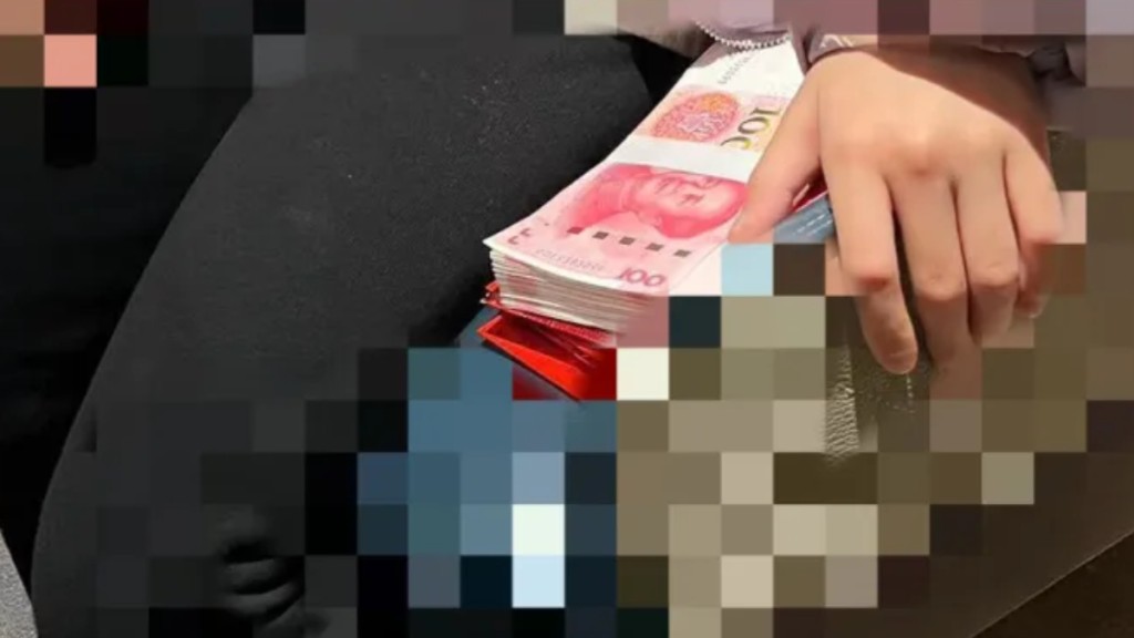 刘女士当日贴出女儿身旁的百元大钞。