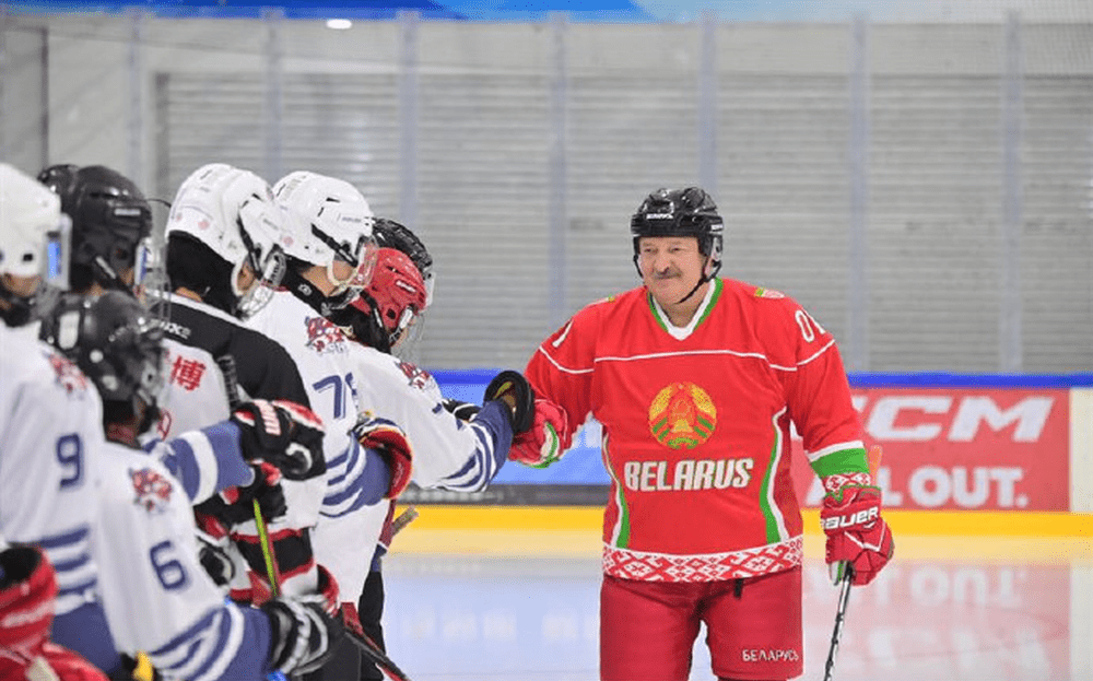 盧卡申科與北大冰球隊進行友誼賽，開球禮進行中。