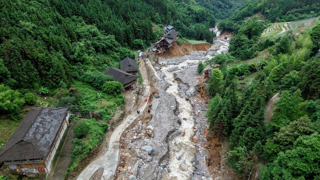 廣西桂林市龍勝各族自治縣泗水鄉三舍村突發山洪災害。 中新社 廣西桂林市龍勝各族自治縣泗水鄉三舍村突發山洪災害。 中新社