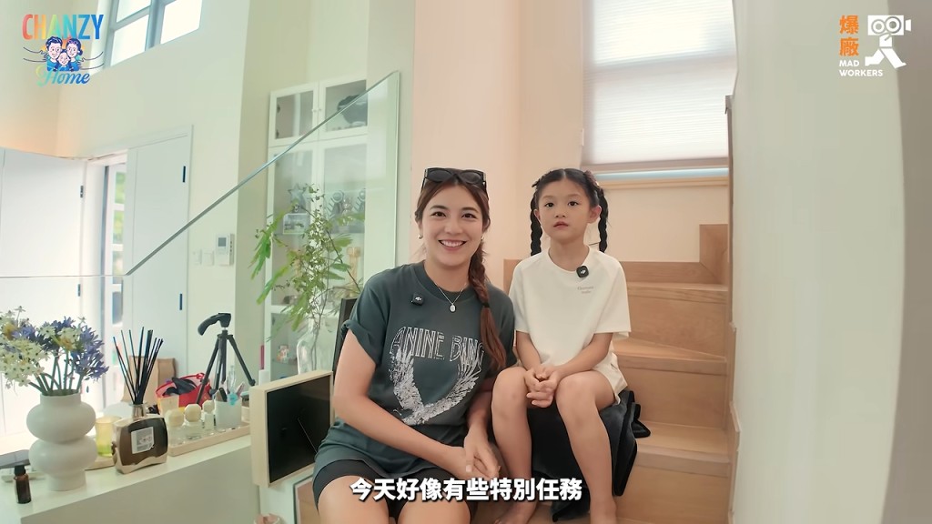 單文柔與小豬比坐在樓梯上,準備接受特別任務。 單文柔與小豬比坐在樓梯上,準備接受特別任務。