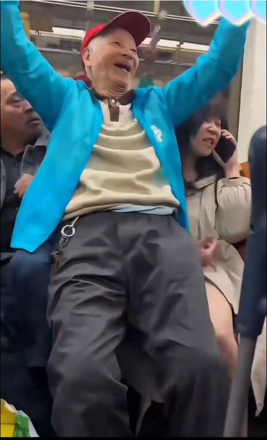 上海地鐵老翁強行坐在女乘客腿上。抖音