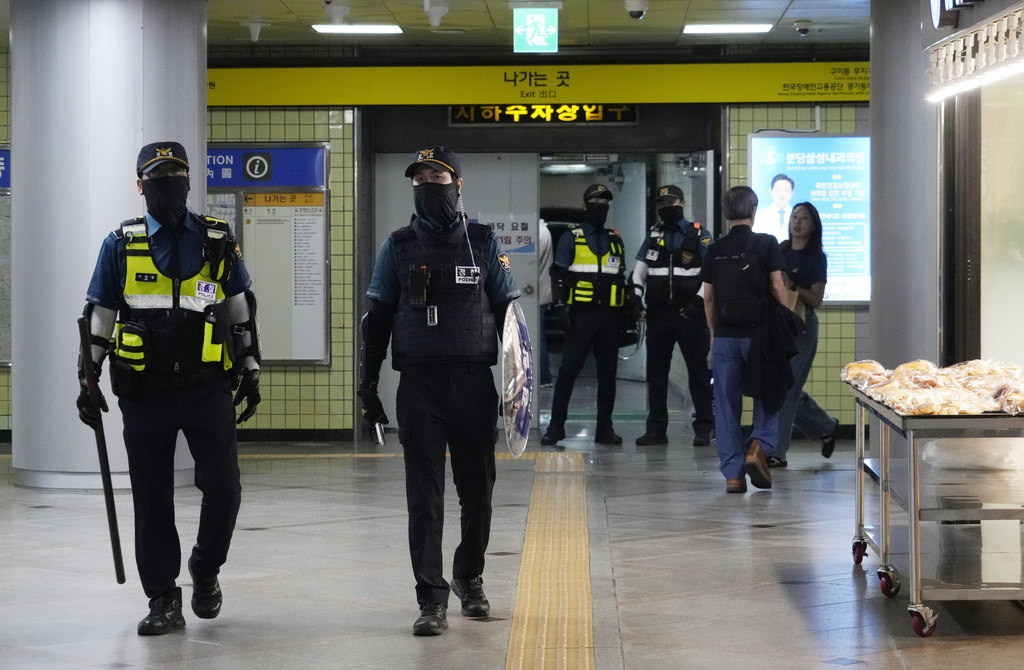 南韩警方两日共拘捕46人。美联社
