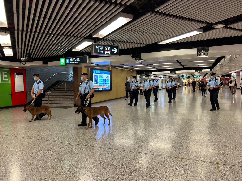 警方帶同警犬在各個港鐵站巡邏。
