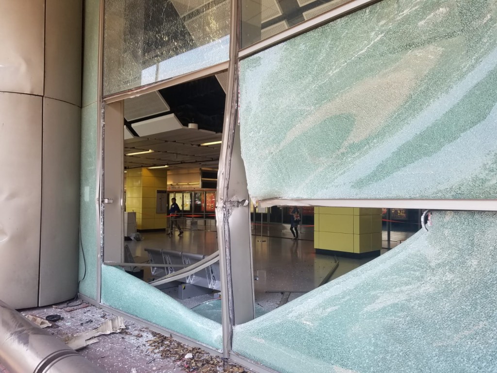 玻璃幕牆破裂。林思明攝