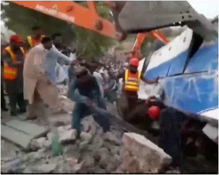 市民與救援人員合力拯救傷者。網圖