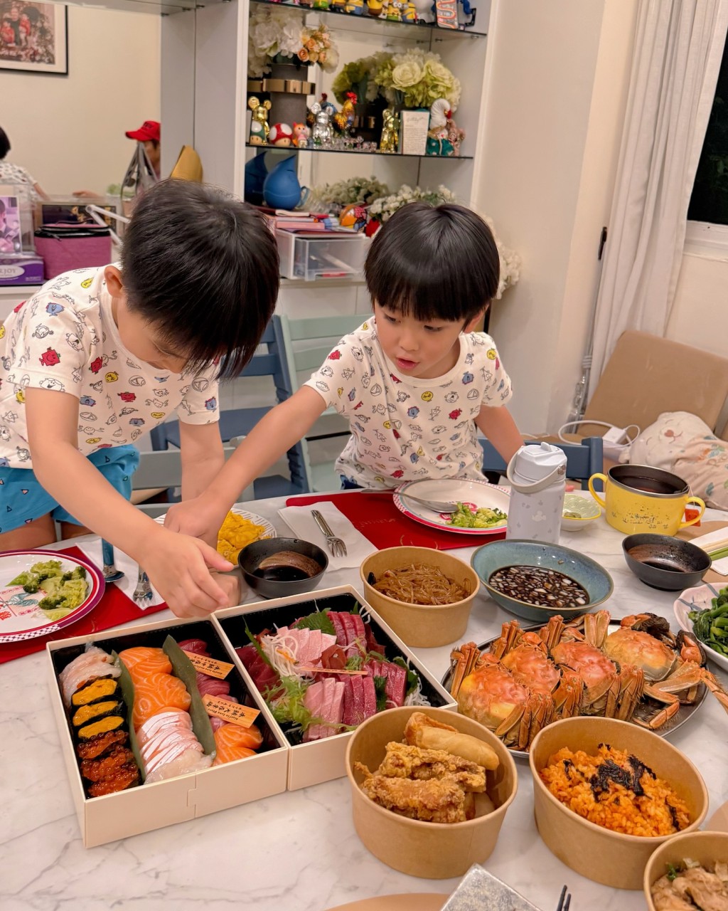 鄭嘉穎的兩子未等契爺黃智賢慶祝完生日，已自己開餐。