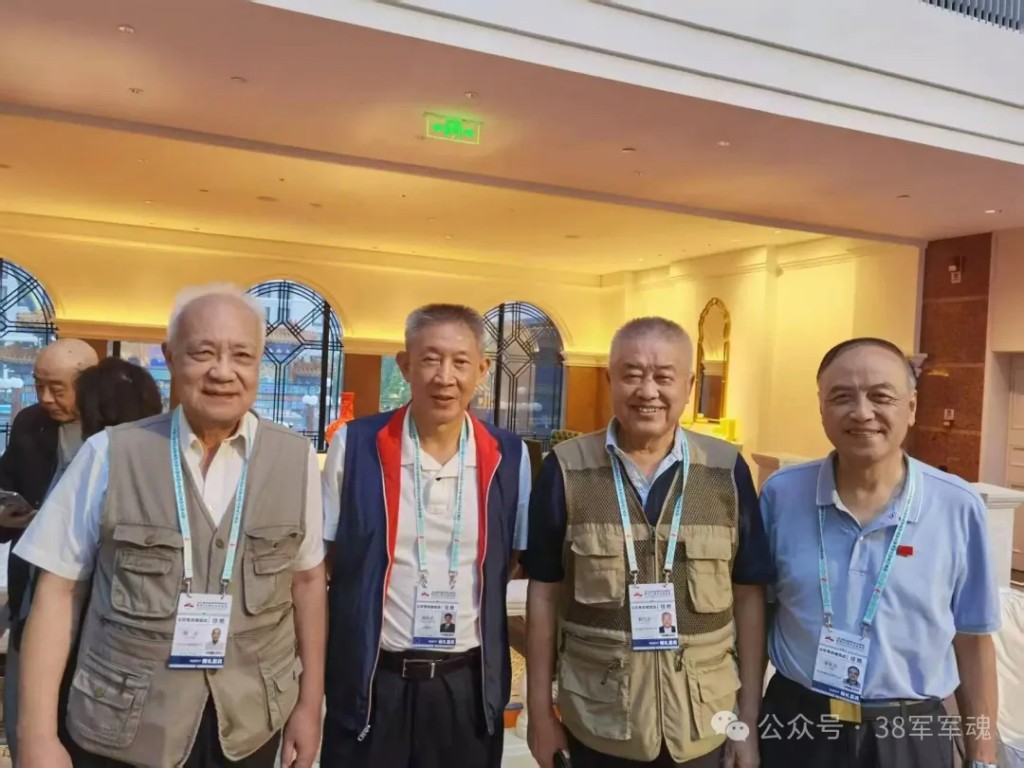 (左起)周堅、楊東明、賴傳珠之子賴克游、李亞濱 (左起)周堅、楊東明、賴傳珠之子賴克游、李亞濱