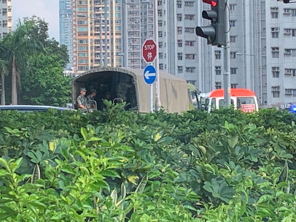 駐港部隊軍車有多名軍人坐在車內。香港突發事故報料區 網民:Ovo Ng